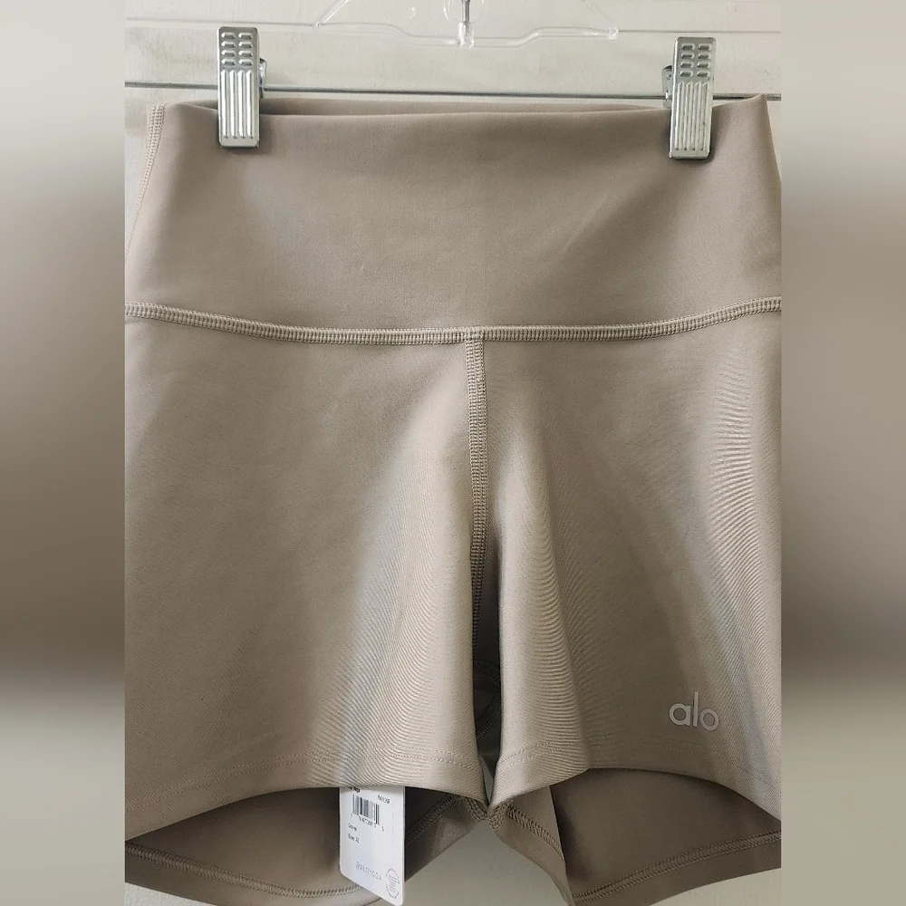 New ALO Yoga Women's Tan Shorts, Size Extra Small.